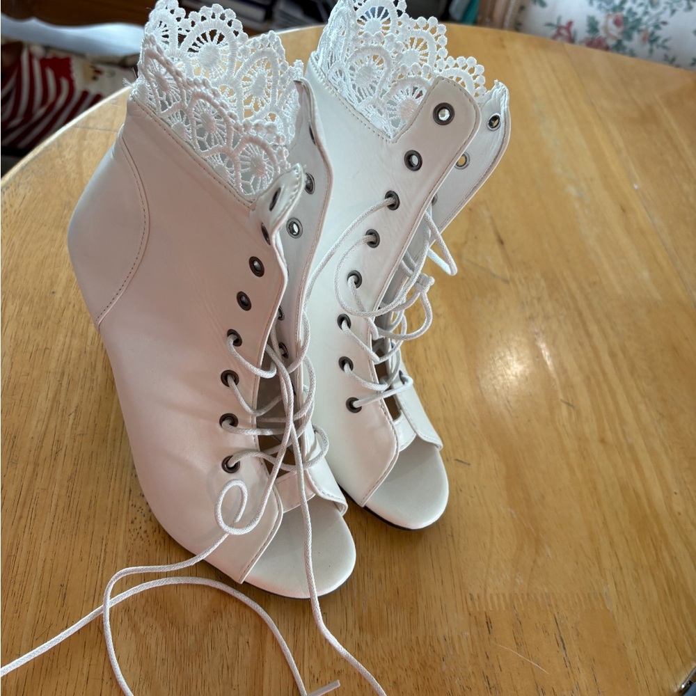 New Elegant White Victorian Lace-Up Ankle Boots size7
